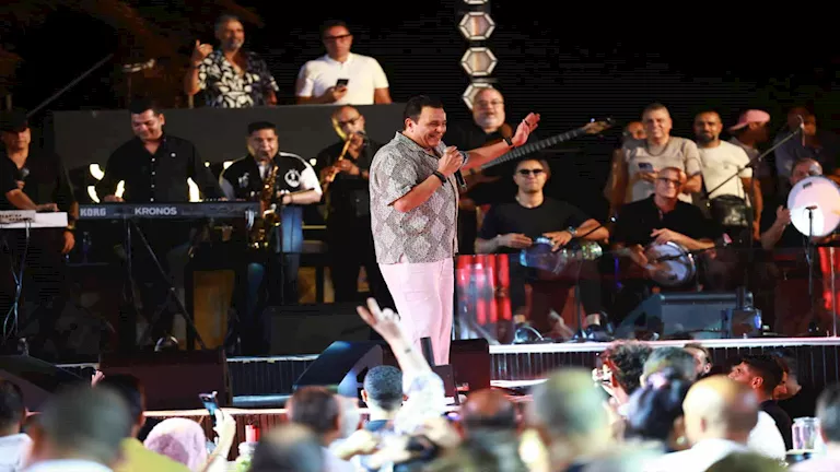 محمد فؤاد يشعل أجواء الساحل الشمالي بأغانيه الشهيرة