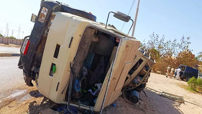 إصابة 4 أشخاص في تصادم سيارة نقل بملاكي بطريق المناشي