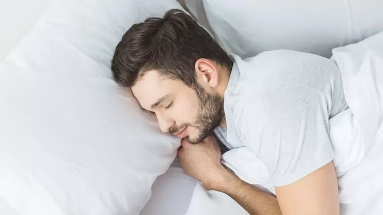 وضعية النوم المثلى: كيف تحمي صحة دماغك من ألزهايمر؟