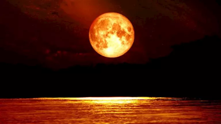 فلوس وسفر.. القمر الدموي يحمل بشارات سارة لـ4 أبراج في رمضان