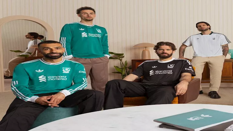 ليفربول يكشف عن قميصه الثالث الجديد بأسلوب التسعينات