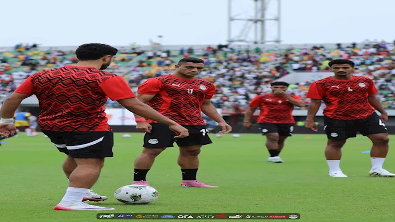 صور حماسية للاعبي منتخب مصر أثناء إحمائهم قبل مواجهة بوركينا فاسو في تصفيات كأس العالم 2026