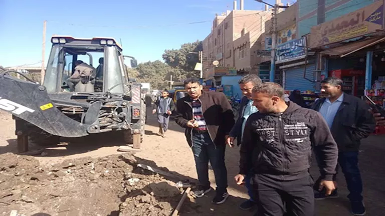 بالصور- رئيس مركز أبنوب يشرف على إصلاح كسر مياه الشرب ببني محمديات