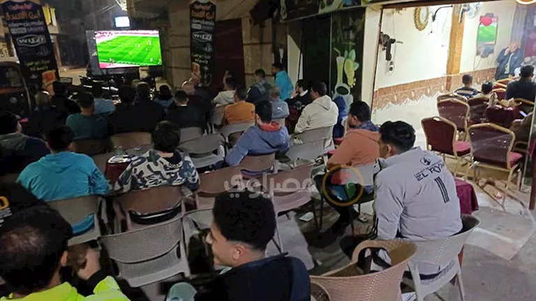 “تحدوا البرد”.. حماس أهالي كفر الشيخ يشعل الأجواء في مباراة مصر وكوت د