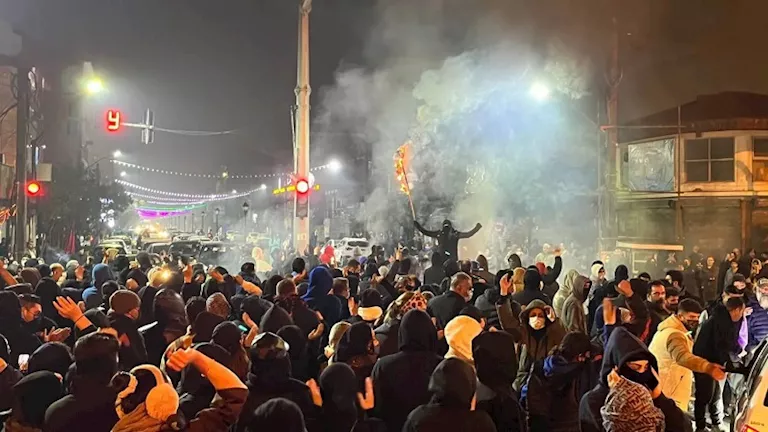 محلل سياسي: احتجاجات إيران في "الموجة الأخيرة".. وأتوقع سقوط النظام خلال أيام 