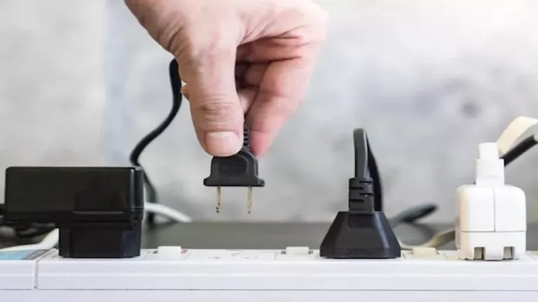 اسحب الفيشة فورا.. أجهزة تستهلك كهرباء حتى وهي مغلقة 