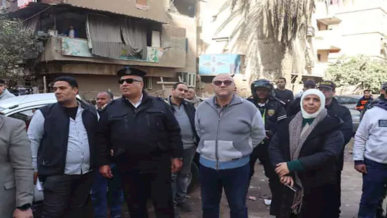 برج الـ 12 دوراً صار ركاماً.. إزالة برجين مخالفين بشبرا الخيمة