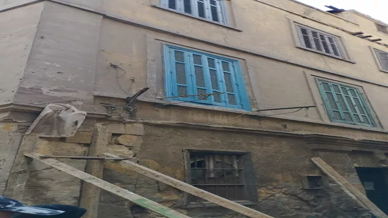 انهيار واجهة منزل قديم في روض الفرج