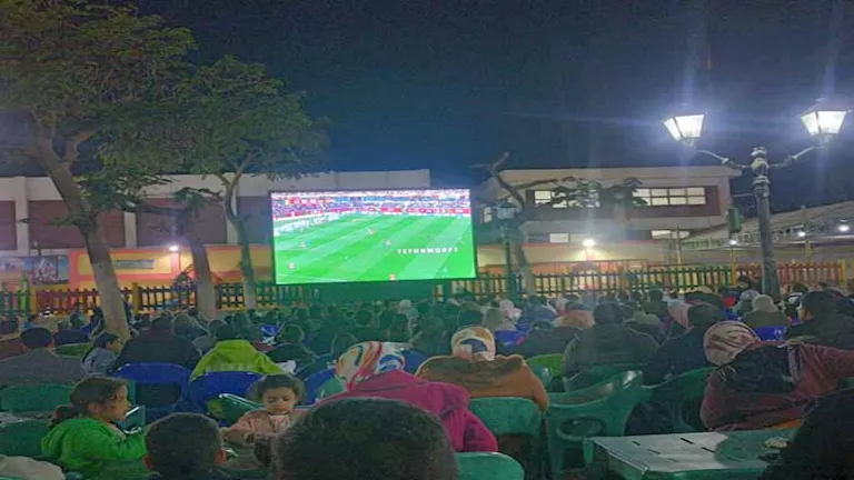 رغم برودة الطقس.. احتشاد أهالي المنيا على المقاهي لمشاهدة مباراة مصر و