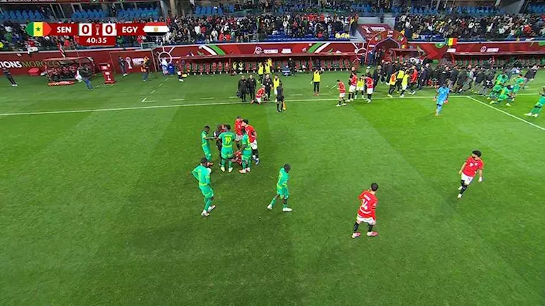 "الشورت واسع".. لقطة طريفة بين إمام عاشور وحسام حسن في مباراة مصر والسنغال