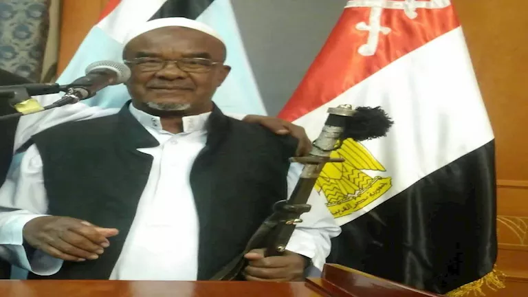 محافظ أسوان ينعى عوض هدل شيخ مشايخ البشارية 