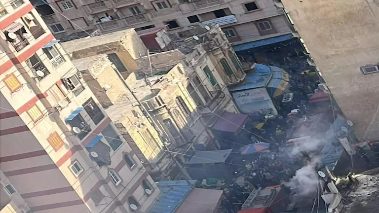 إصابة مواطن في حريق بسوق السمك بالإسكندرية