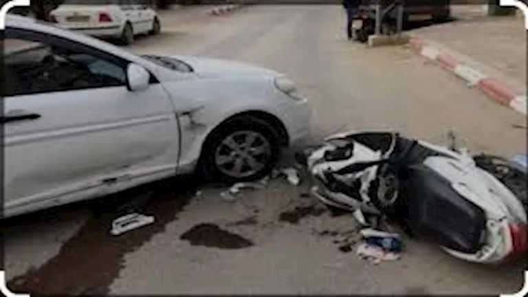 اصطدام سيارة بدراجة نارية يتحول لـ”خناقة” في الغربية