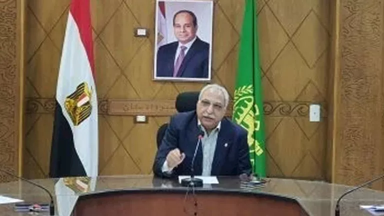 رفع أحدهم العصا بوجه معلمته.. قرار عاجل ضد 3 طلاب بالقليوبية