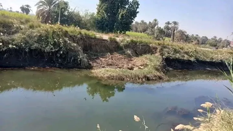 قبل وقوع كارثة.. استغاثات في إسنا بعد انهيار مفاجئ لحواف ترعة بالطريق