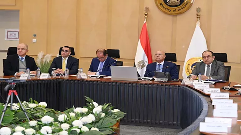 كامل الوزير يعقد اجتماعا موسعا لبحث سبل تعميق التصنيع المحلي
