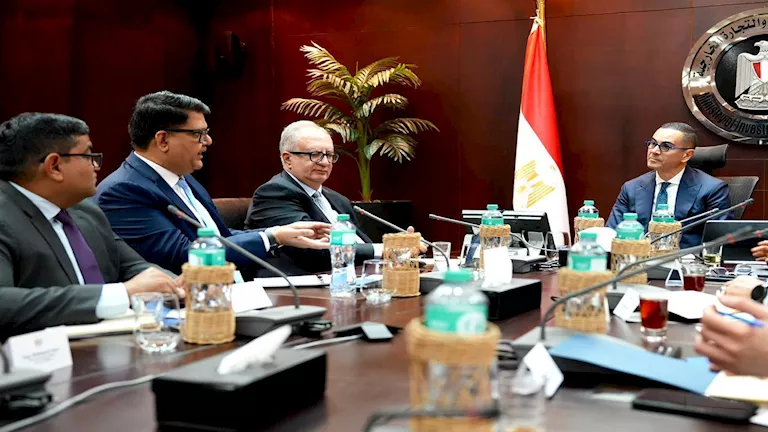 وزير الاستثمار يبحث مع شركتي “ايفولف” و”ستونيكس” التوسع في السوق المصر