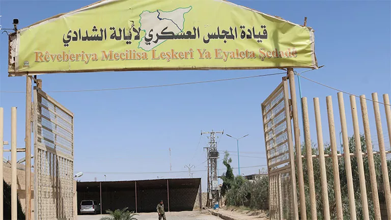 “هروب عناصر من داعش”.. قسد تتهم فصائل دمشق بتنفيذ هجمات متكررة على سجن