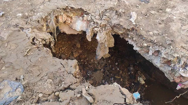 هبوط أرضي بطول 10 أمتار في شارع مكة المكرمة بمدينة طما 