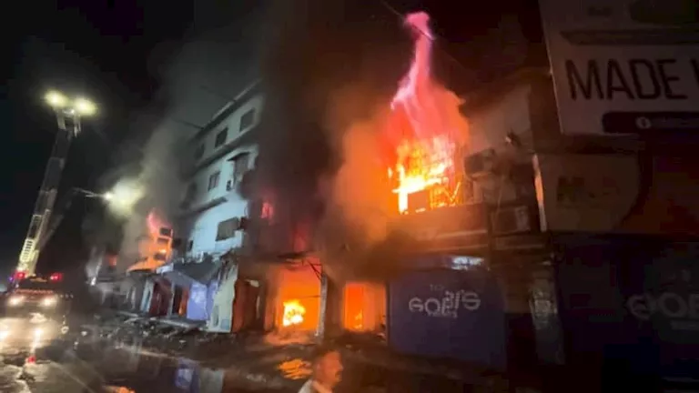 باكستان: ارتفاع حصيلة الوفيات في حريق بمركز تسوق جنوبي البلاد إلى 26 ش