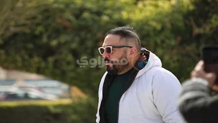 عمرو عبدالعزيز في جنازة والدة نضال الشافعي (صور) 