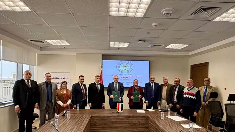 المصرية لنقل الكهرباء توقع عقدًا جديدًا مع كابلات مصر لتأمين الشبكة