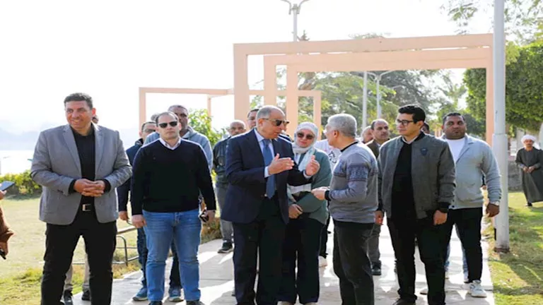 محافظ المنيا يمنع الدراجات النارية بالكورنيش ويخصص رقماً للبلاغات