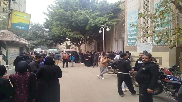 أبكى الحاضرين.. ماذا قال إمام مسجد العيسوي لأم ضحايا حريق المنصورة قبل