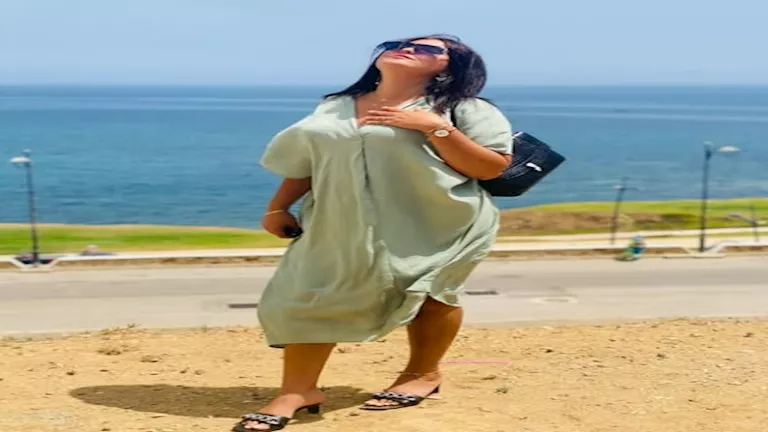 في المصيف والملاعب.. أجمل لحظات رومانسية لأشرف داري وزوجته