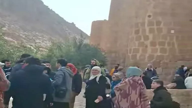 بالصور- إقبال سياحي كثيف على مدينة سانت كاترين بجنوب سيناء