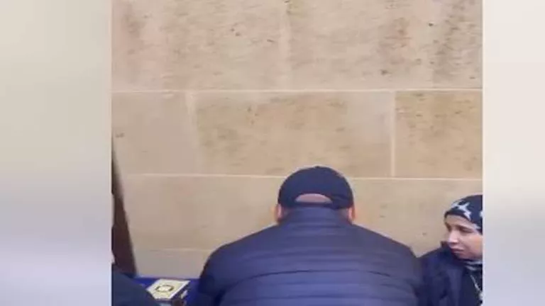 أحمد السقا يُقبل يد والدة الاستايلست ريهام عاصم في عزاء ابنتها (صور) 