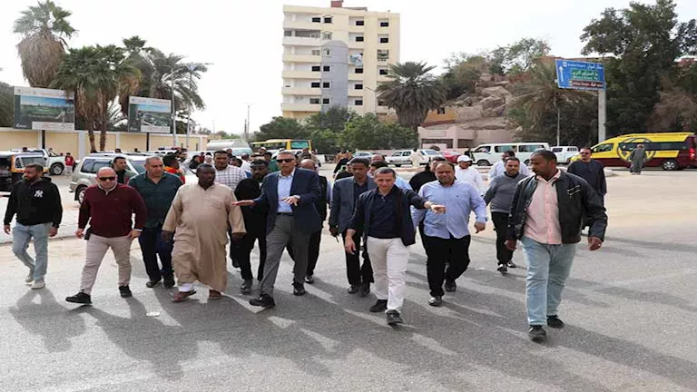 محافظ أسوان يتدخل لحل أزمة تراكم المياه الجوفية بمنطقة الكرور (صور)