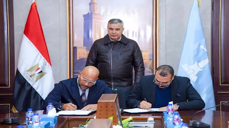 بالصور- بدء التشغيل التجريبي لأول سيارات أجرة كهربائية بالإسكندرية