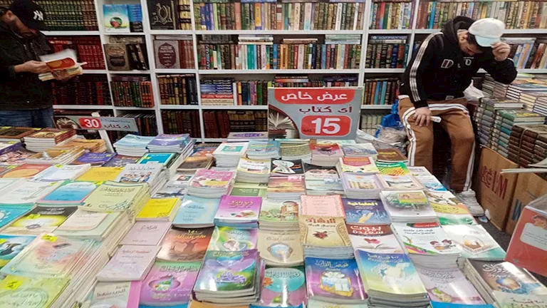 بالصور.. مكتبات سور الأزبكية تتصدر اهتمامات زوار معرض القاهرة الدولي ل