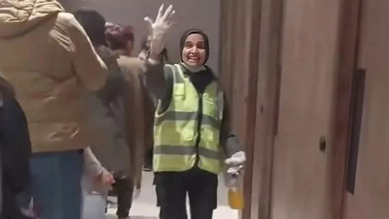 عمرو أديب يشيد بعاملة مصرية جذبت أنظار العالم