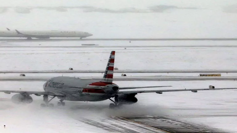 أمريكا.. إلغاء أكثر من 15 ألف رحلة جوية بسبب عاصفة ثلجية