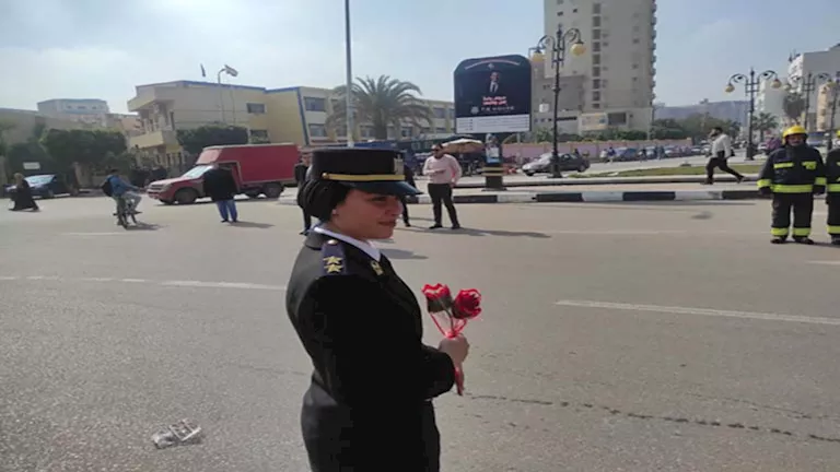 بالفيديو والصور- توزيع الورود والشيكولاتة على المواطنين احتفالًا بعيد