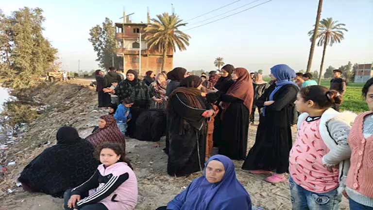 غطاس الخير” يلبي النداء.. “الدولار” يقتحم بحر أبو الأخضر لانتشال فتاة