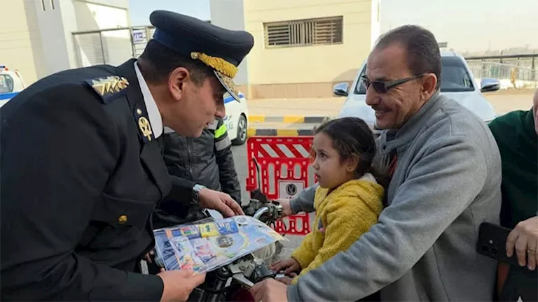 بالورود والهدايا.. الشرطة تشارك المواطنين الاحتفال بعيدها ببني سويف