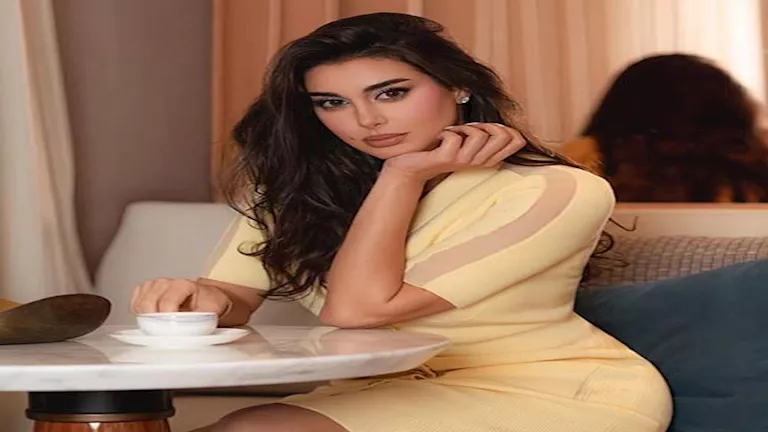 ياسمين صبري بفستان أصفر قصير