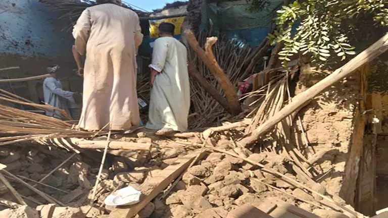 بالصور- انهيار منزل من طابقين في جزيرة الكروم بالأقصر