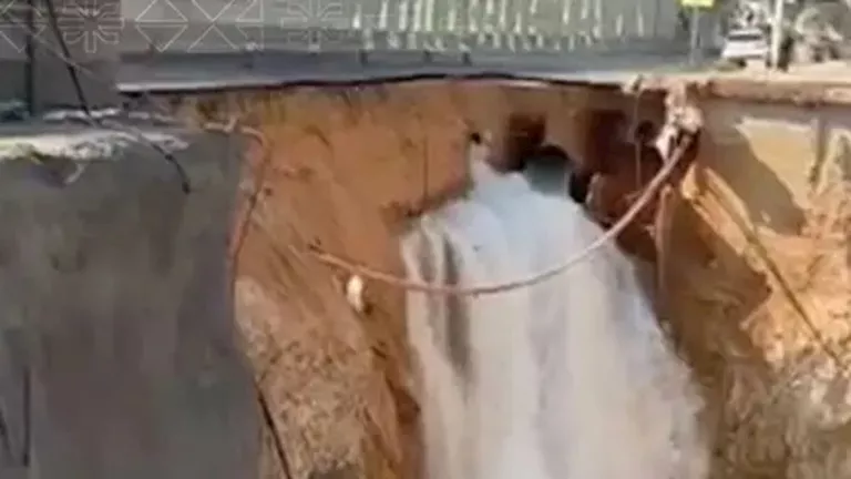 انهيار جزئي للتربة أثناء أعمال حفر في شوارع الرياض.. فيديو