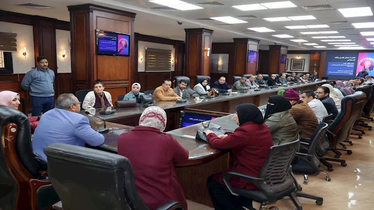 بدء تدريب العاملين بالمراكز التكنولوجية في قنا على أدوات الذكاء الاصط