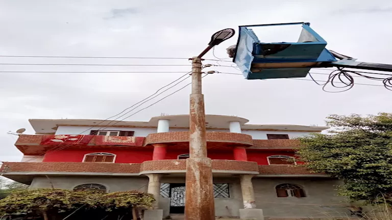 وداعاً للمناطق المظلمة.. إحلال وتجديد أعمدة الإنارة بقرية “أولاد نجم ب