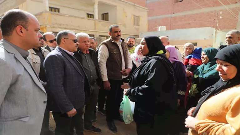 مصر – محافظ الشرقية يزور قرية الصالحية القديمة بفاقوس ويلتقي بالأهالي – صور