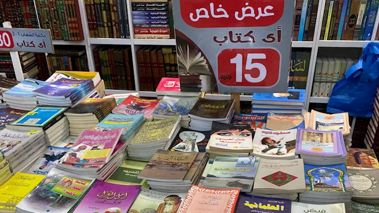 كتب جديدة بـ15 جنيه تجذب الزوار إلى سور الأزبكية بمعرض الكتاب