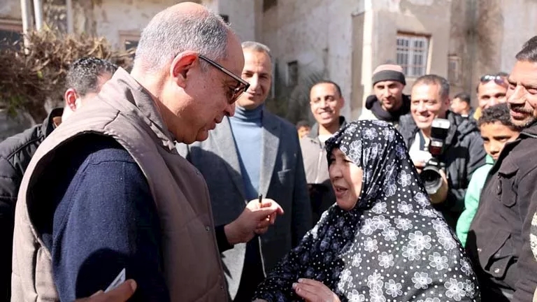 محافظ المنيا يرافق مواطنة لبيتها المتهالك ويتكفل بعلاج أخرى (صور)