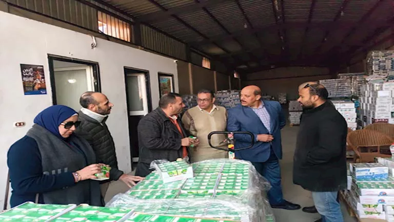 مصر – ضبط 33 طناً من الجبن مجهولة المصدر داخل مستودع غير مرخص بالإسكندرية – صور