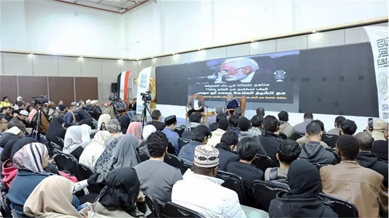 إقبال كثيف على ندوة الشيخ محمد أبو موسى بجناح الأزهر في معرض الكتاب (ف