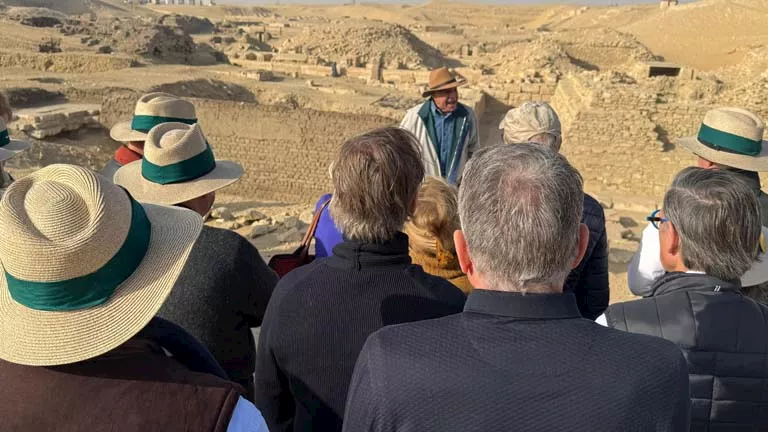 زاهي حواس يكشف لوفد أسترالي تفاصيل مقبرة ابن الملك ‘أوسر كاف’ بسقارة